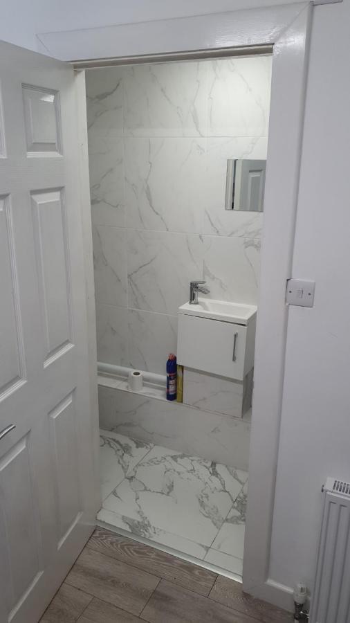 House 1905 - Self Catering Serviced Apartment Tidworth Екстериор снимка