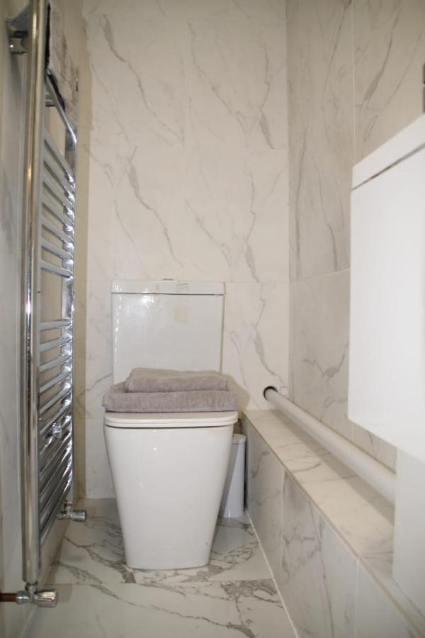 House 1905 - Self Catering Serviced Apartment Tidworth Екстериор снимка