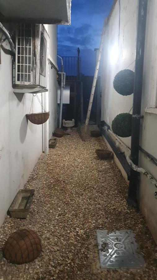 House 1905 - Self Catering Serviced Apartment Tidworth Екстериор снимка