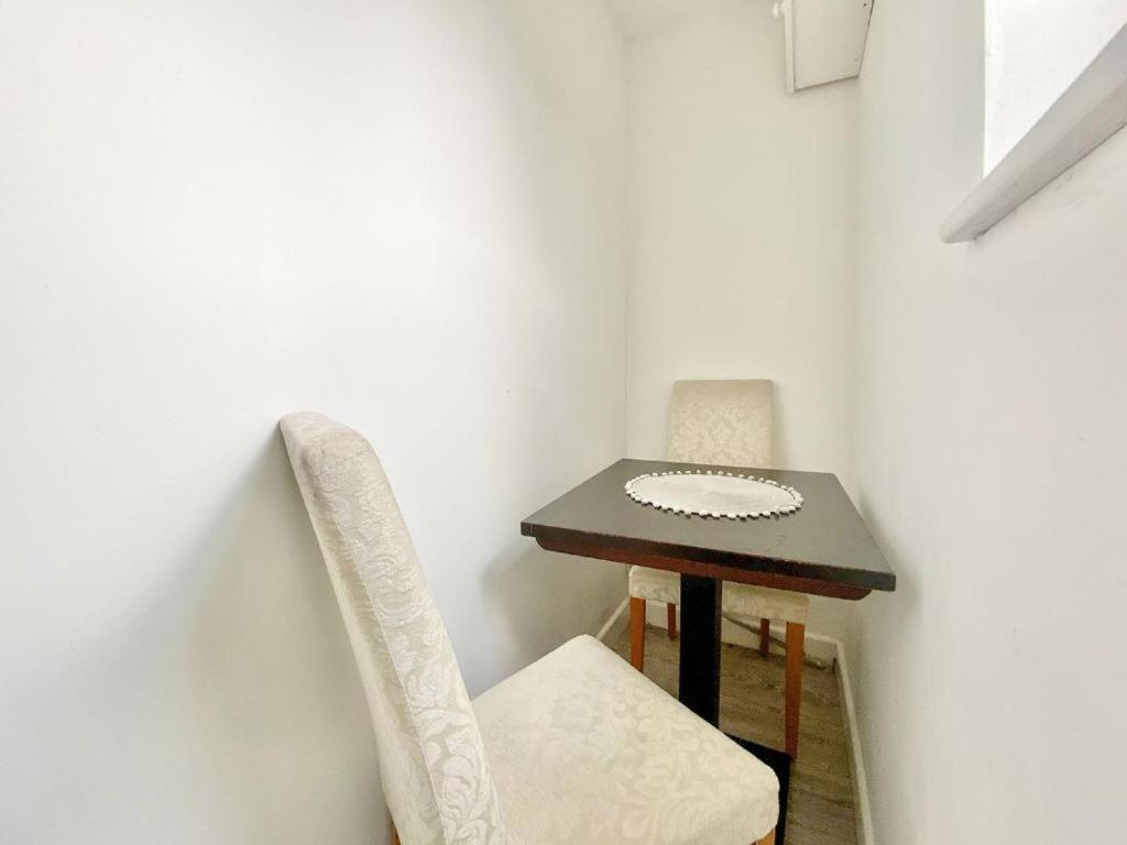 House 1905 - Self Catering Serviced Apartment Tidworth Екстериор снимка
